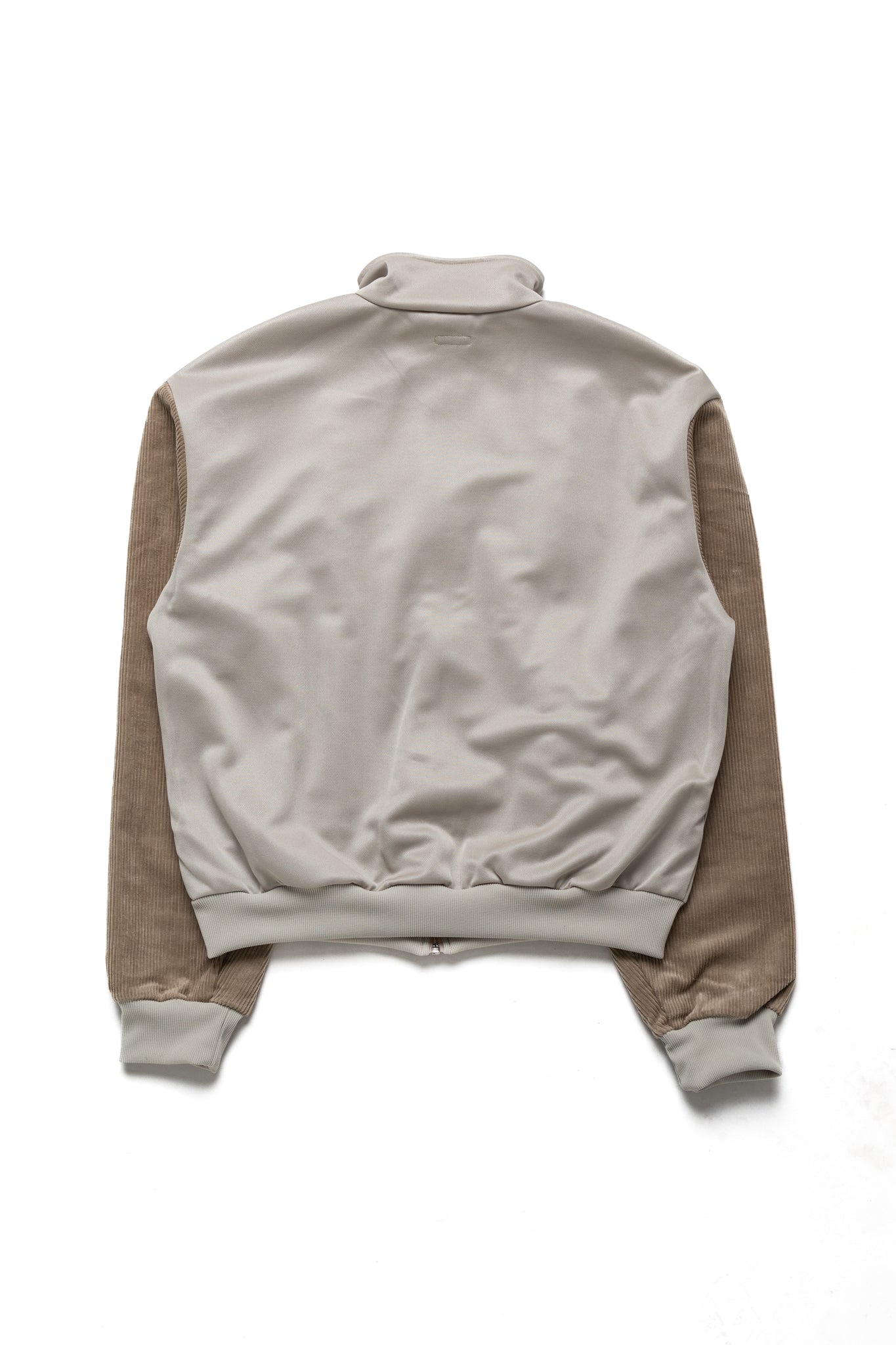 Kapital Beige trucker jacket with an eye -catching Ortega pattern front line. The sleeves are stitched with corduroy fabric in the middle ridge. 100% polyester Sleeve parts: 98% cotton, 2% polyurethane Made in Japan 