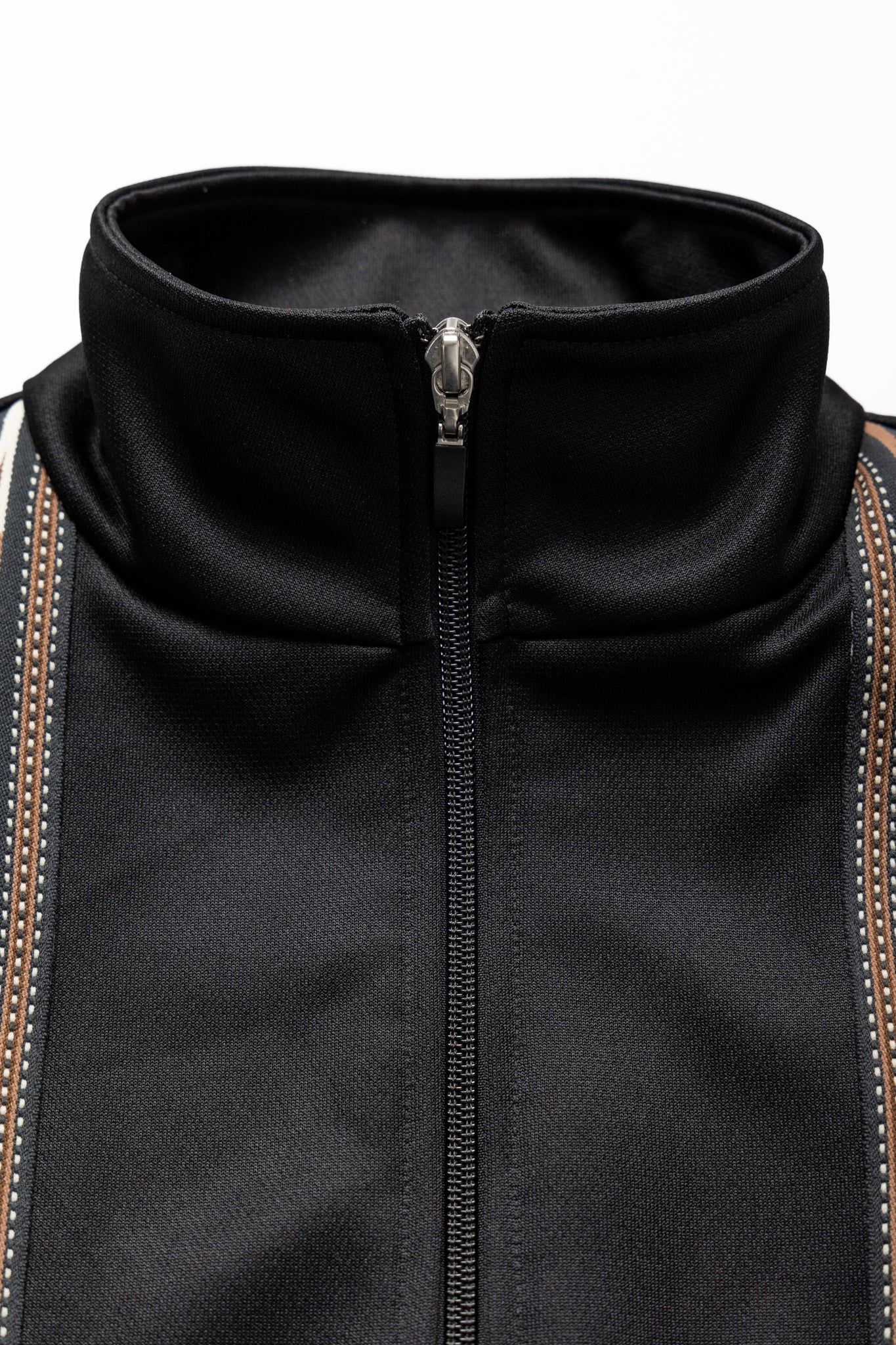 Kapital Black A truck jacket with an eye -catching Ortega pattern front line. The sleeves are stitched with corduroy fabric in the middle ridge. 100% polyester Sleeve parts: 98% cotton, 2% polyurethane Made in Japan 