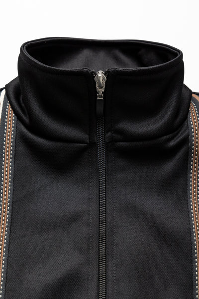 Kapital Black A truck jacket with an eye -catching Ortega pattern front line. The sleeves are stitched with corduroy fabric in the middle ridge. 100% polyester Sleeve parts: 98% cotton, 2% polyurethane Made in Japan 