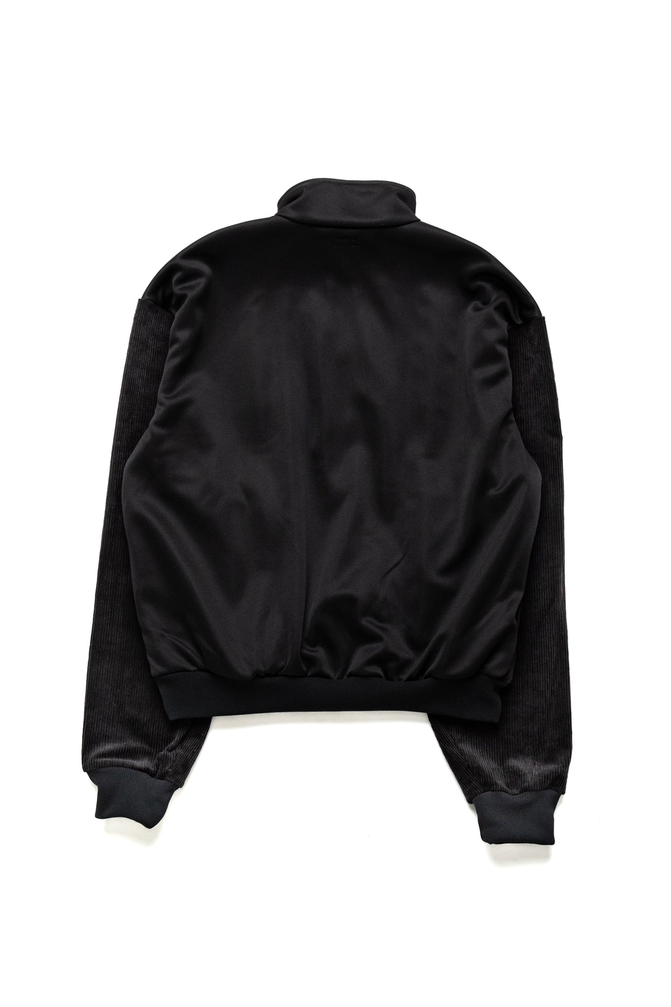 Kapital Black A truck jacket with an eye -catching Ortega pattern front line. The sleeves are stitched with corduroy fabric in the middle ridge. 100% polyester Sleeve parts: 98% cotton, 2% polyurethane Made in Japan 