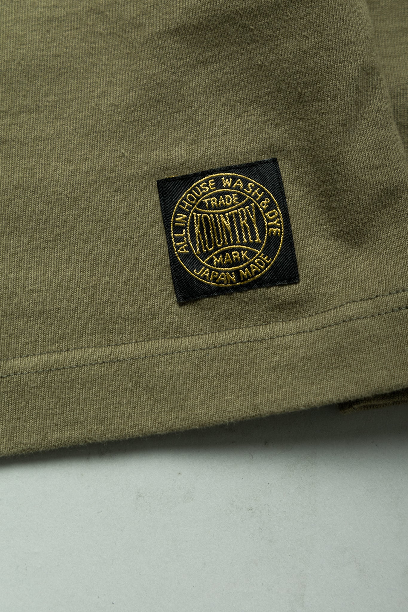 Kapital football long T-shirt made of thick and firm jersey. Utility pockets on the sleeve. Color: Khaki Made in Japan 100% cotton