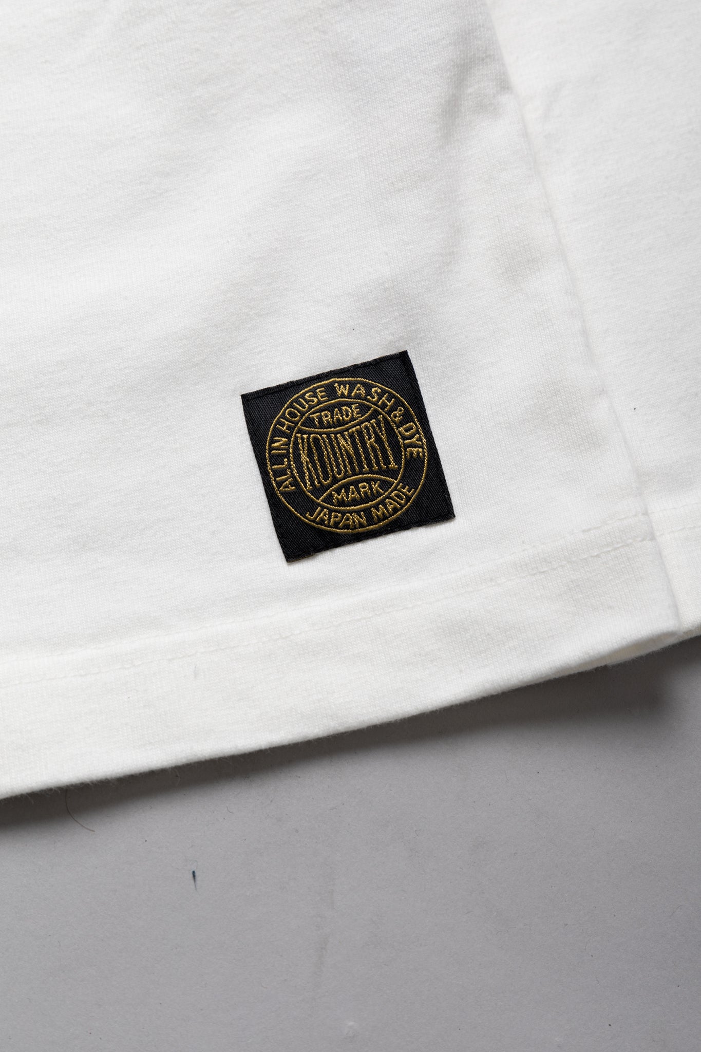 Kapital football long T-shirt made of thick and firm jersey. Utility pockets on the sleeve. Color: White  Made in Japan 100% cotton