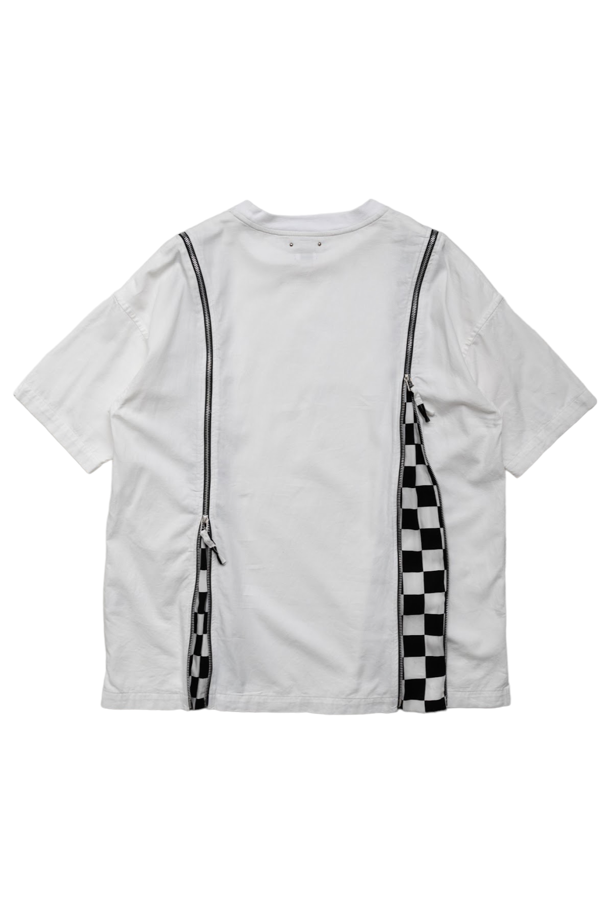  OLD PARK's x MINEDENIM's original denim T-shirt made from 6oz natural slub light ounce denim. Various silhouettes can be adjusted by opening and closing the zipper that runs from the shoulder to the hem. Loose silhouette denim T-shirt 
