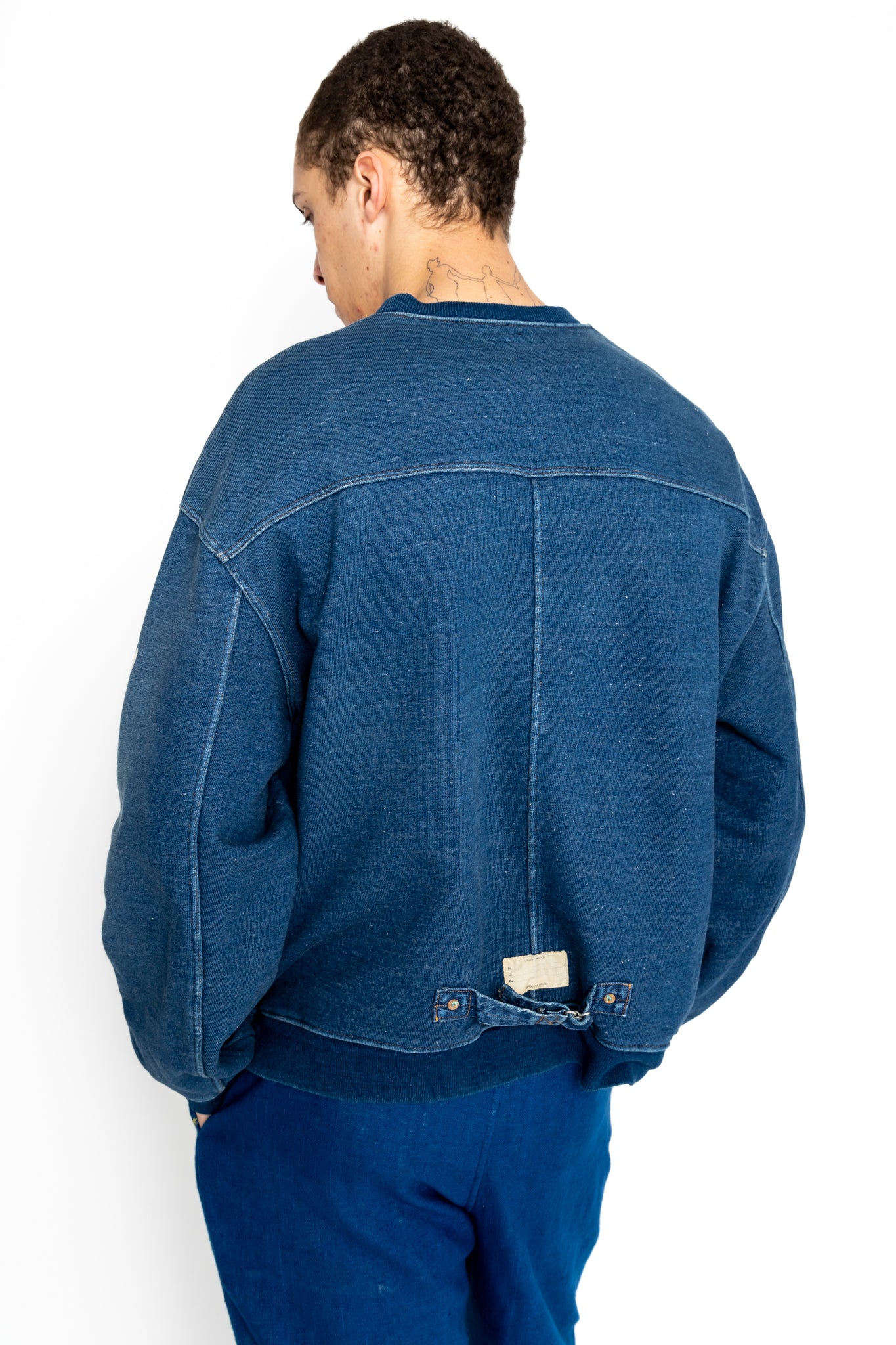 Kapital long sleeve sweatshirt pullover that is an indigo fleece loose fit. Loose fit. Across the front is a large graphic text of the KOUNTRY logo. The back has a T-shaped split back and a cinch back. Color: Indigo 100% Cotton. Made In Japan. Unisex. 